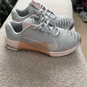 Nike Women's Athletic Shoes in Gray and Pink